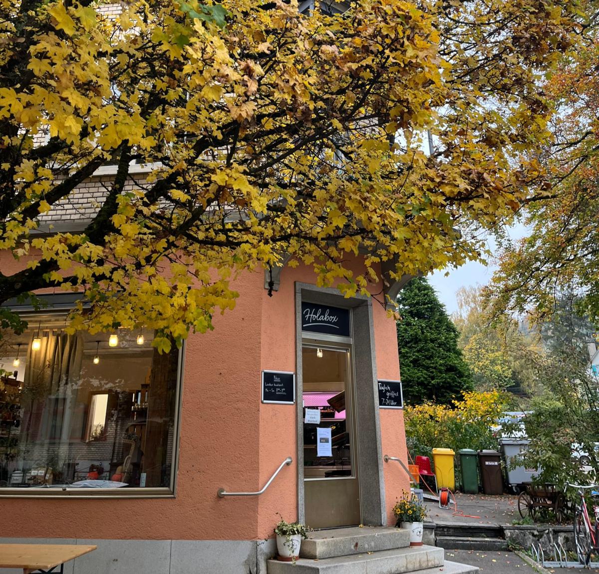 Das Lädeli an der Ecke St. Georgenstrasse und Palmstrasse im Herbst