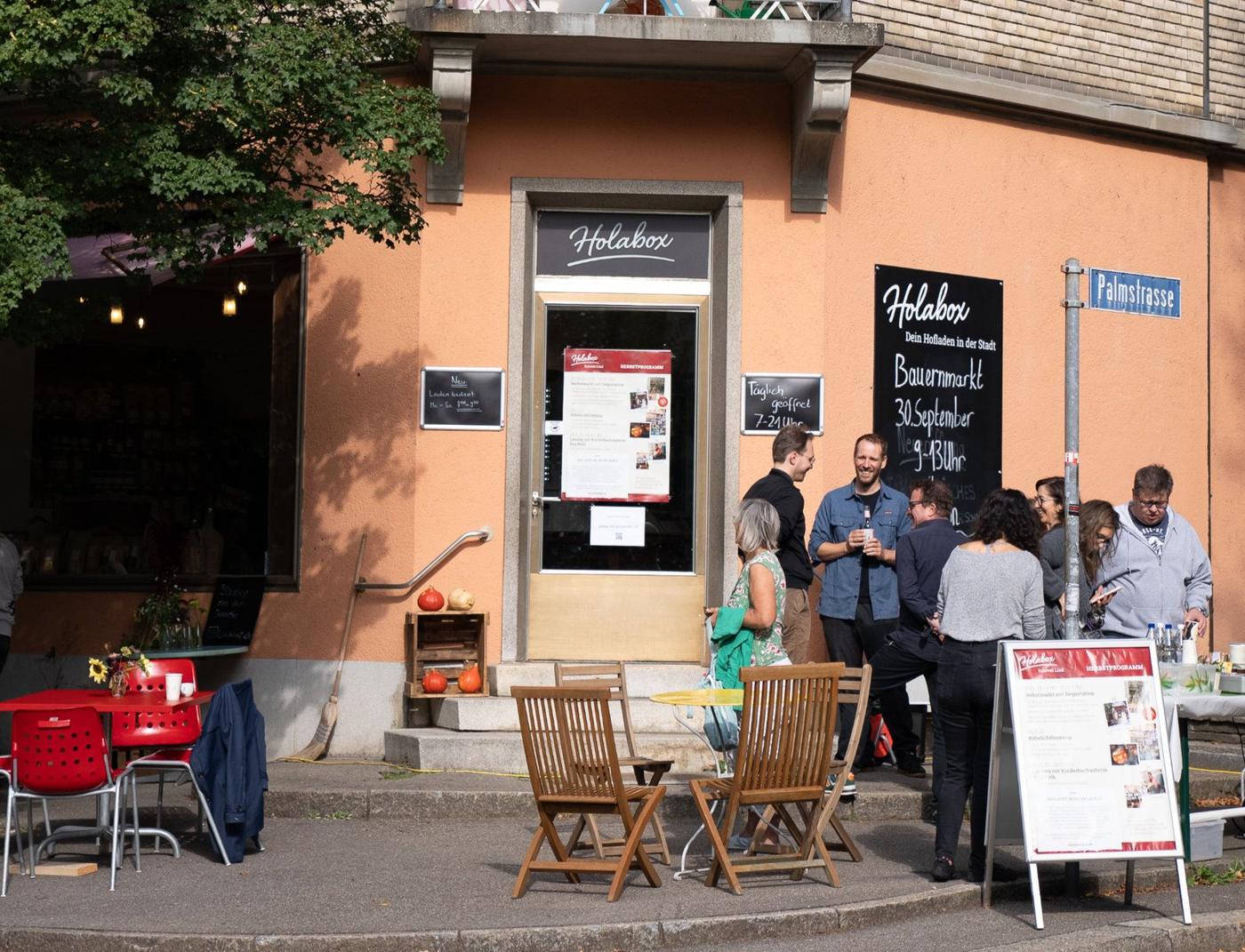 Nachbarinnen und Nachbarn beim Fyrabigbier vor dem Lädeli